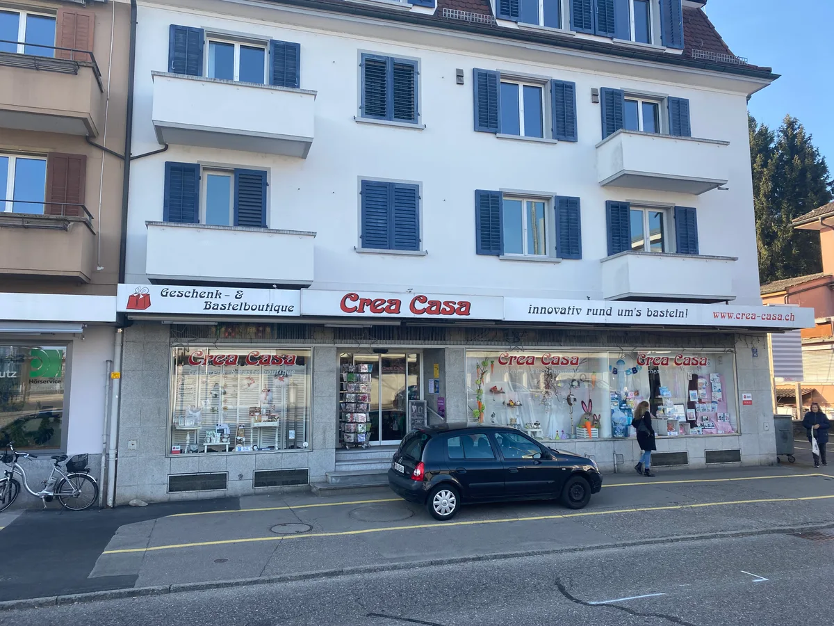 Beste Lage: Seit 2005 befindet sich der Laden Crea Casa direkt vis-à-vis vom Bahnhof Effretikon. Ein vierstöckiges Wohn- und Geschäftshaus. Im Erdgeschoss ist der Schriftzug «Crea Casa – Geschenk- und Bastelboutique» angebracht.